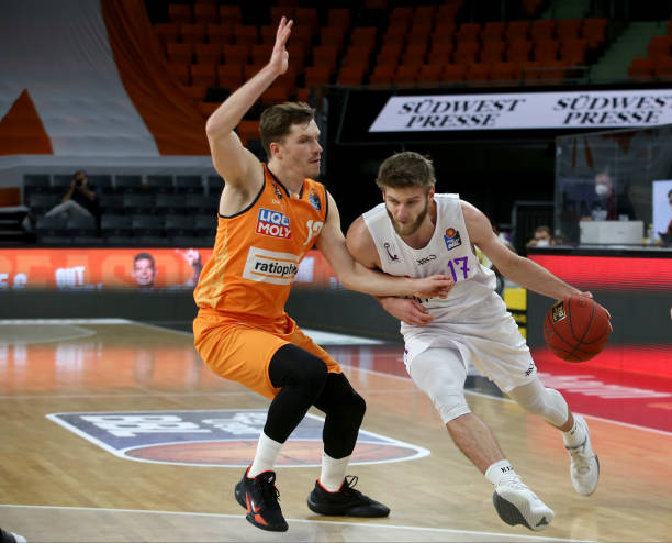 迫使控卫在 迫使控卫在